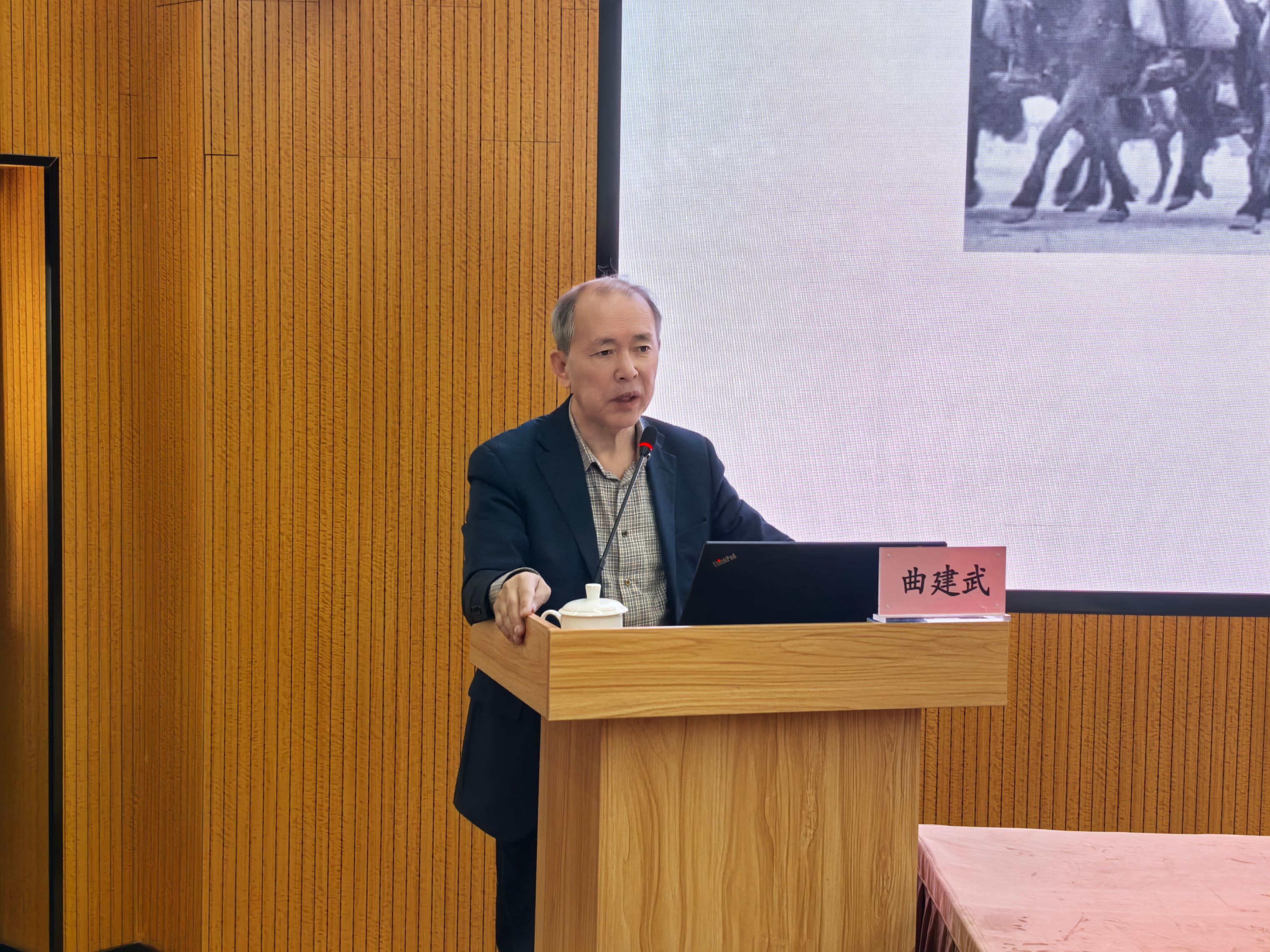 曲建武来校作报告.jpg