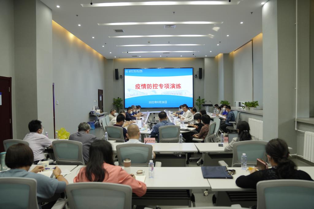 20220928-学校联合经开区共同开展疫情防控校园封闭管理应急演练 (10).JPG