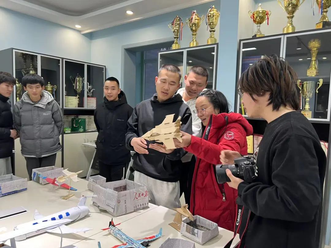 老师现场指导学生照片1.jpg 老师现场指导学生照片1.jpg