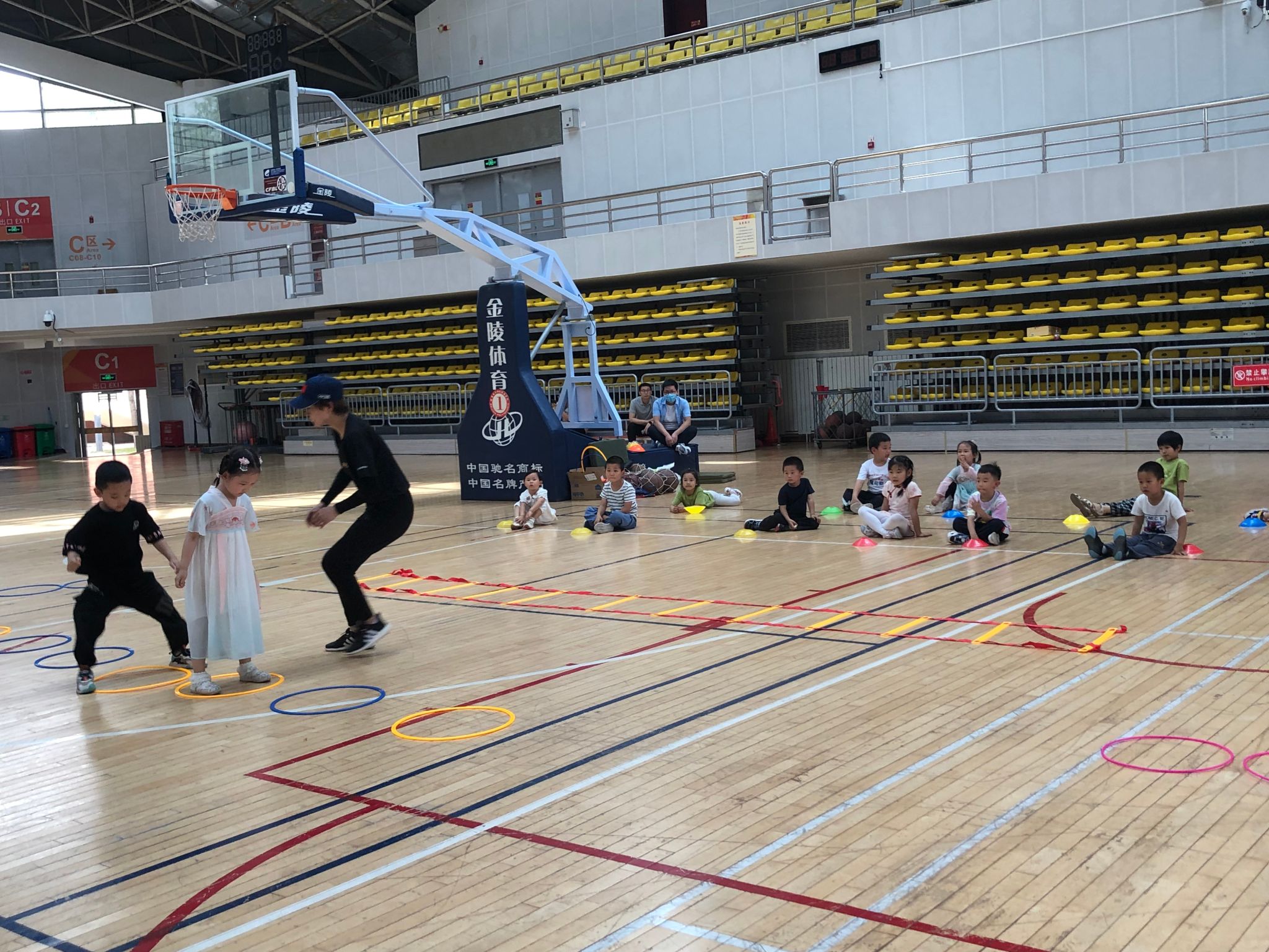 双人蹲跳.jpg 双人蹲跳.jpg