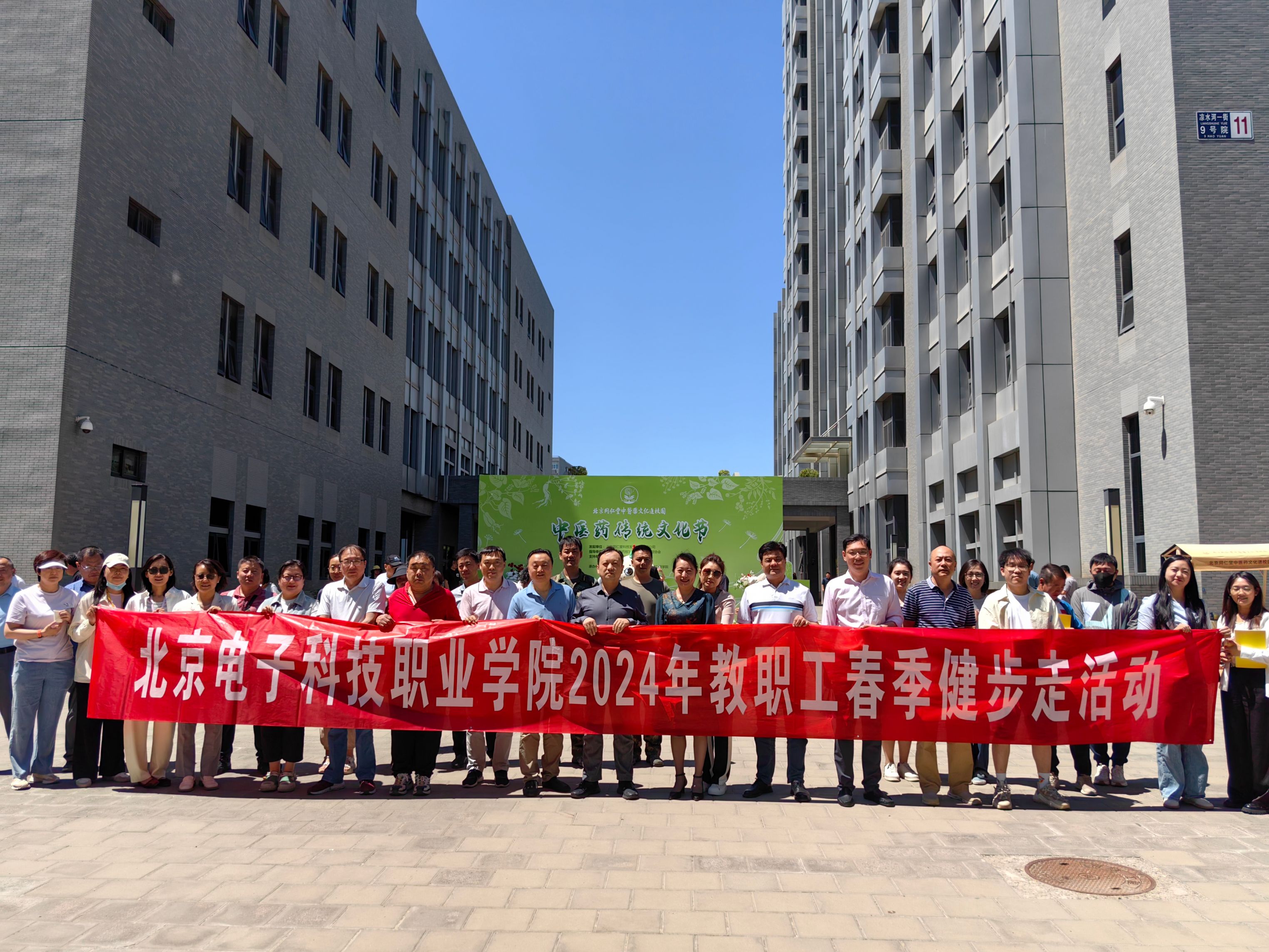 1合影.jpg 1合影.jpg