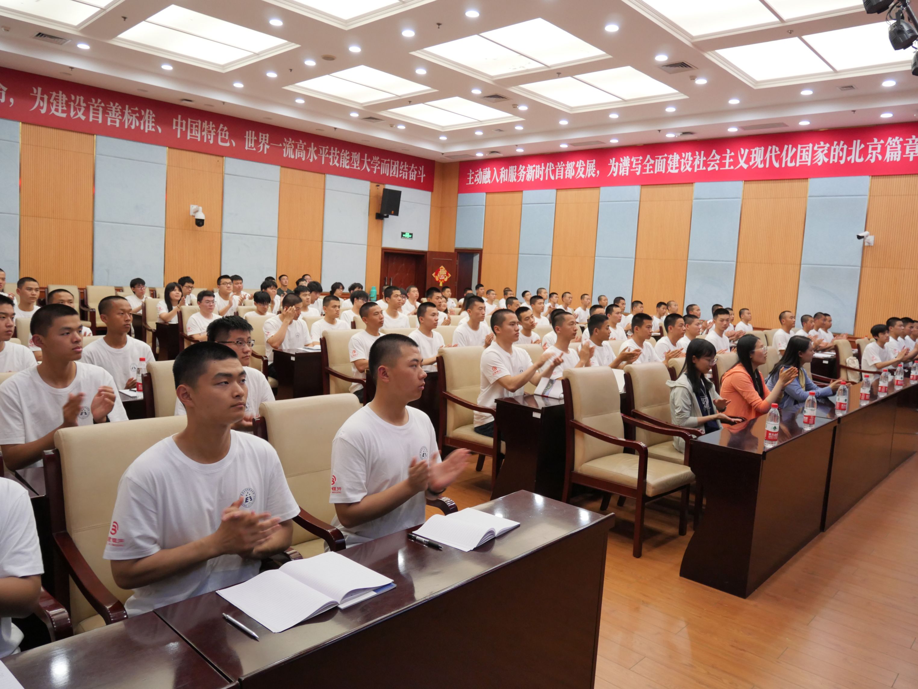 学生互动1.JPG 学生互动1.JPG