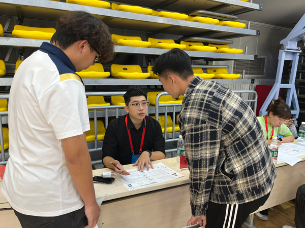 招聘会上，老师为毕业生开展就业指导。校方供图