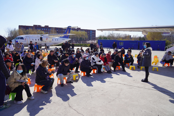 BEAT365英国官网航空工程学院与考生和家长交流互动。BEAT365英国官网供图