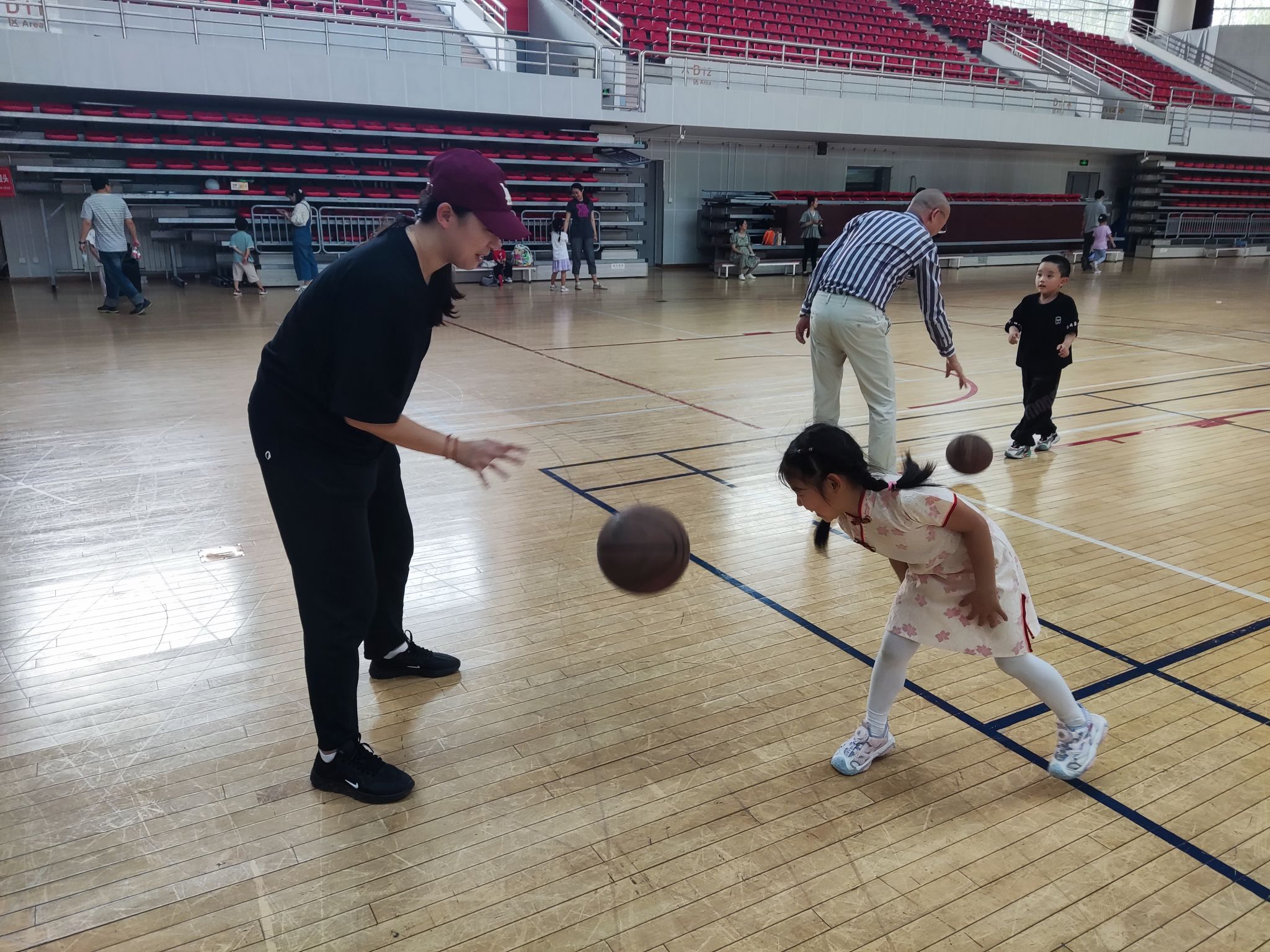 交换拍球.jpg 交换拍球.jpg