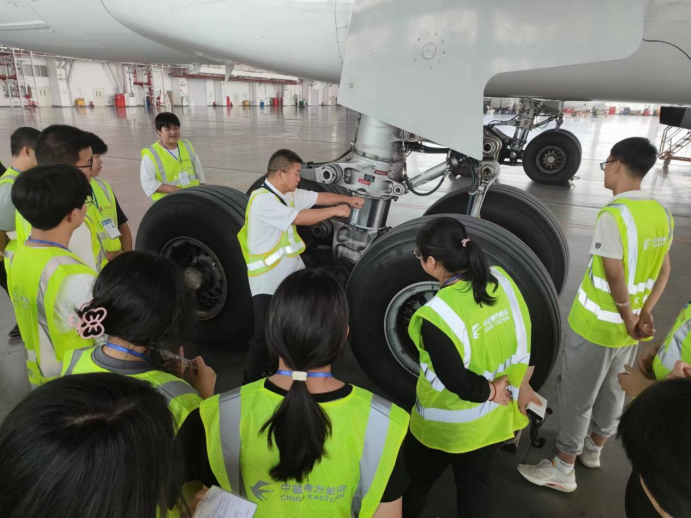 航空工程学院组织学生前往东方航空技术有限公司开展职业体验图4.png
