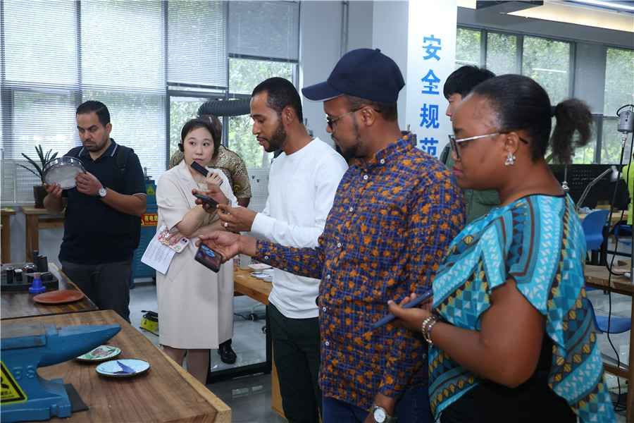 外国记者走进北京电子科技职业学院 探访国际化的高等职业教育_fororder_IMG_1903_副本