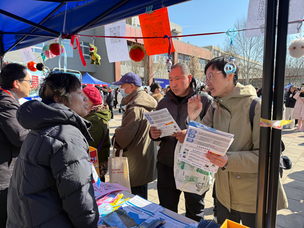 考生家长在听取各专业招生负责老师讲解。BEAT365英国官网供图