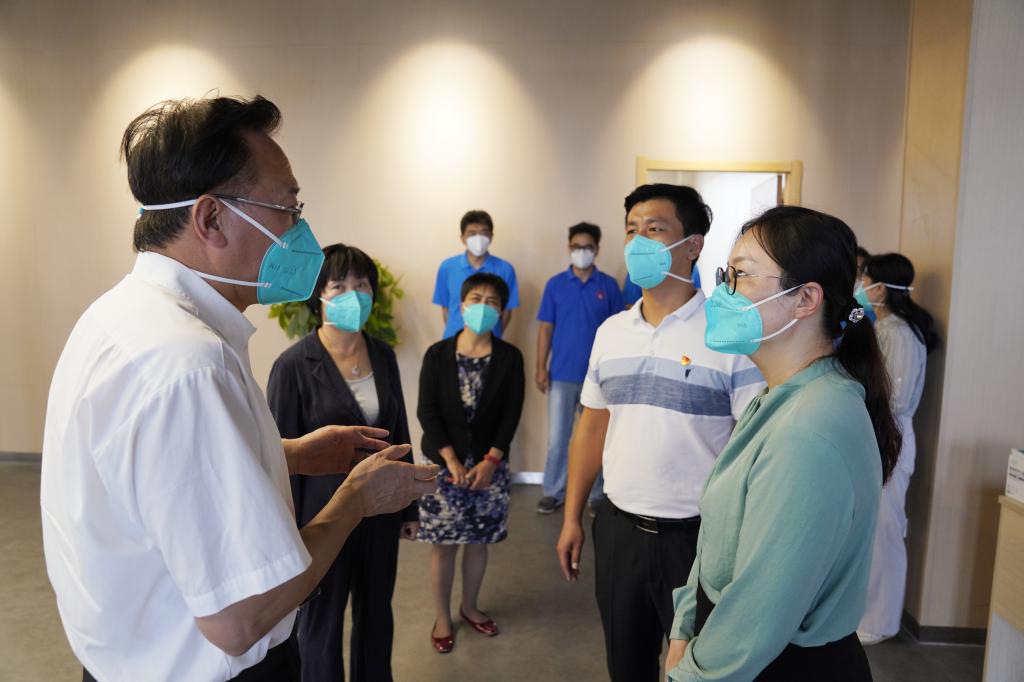 20220910-学校领导到集中健康观察点慰问师生 (8).jpg