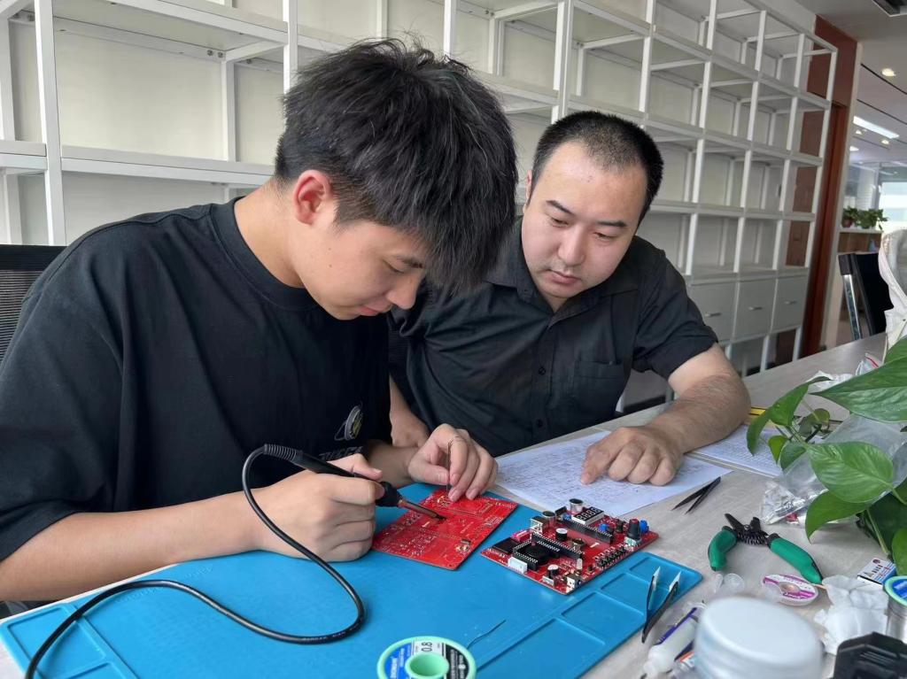 20220805-【暑假不停歇 奋进正当时】电信工程学院电子技术系备战国赛3.jpg