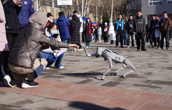 集成电路学院展示的机器狗向考生和家长举手示意。BEAT365英国官网供图