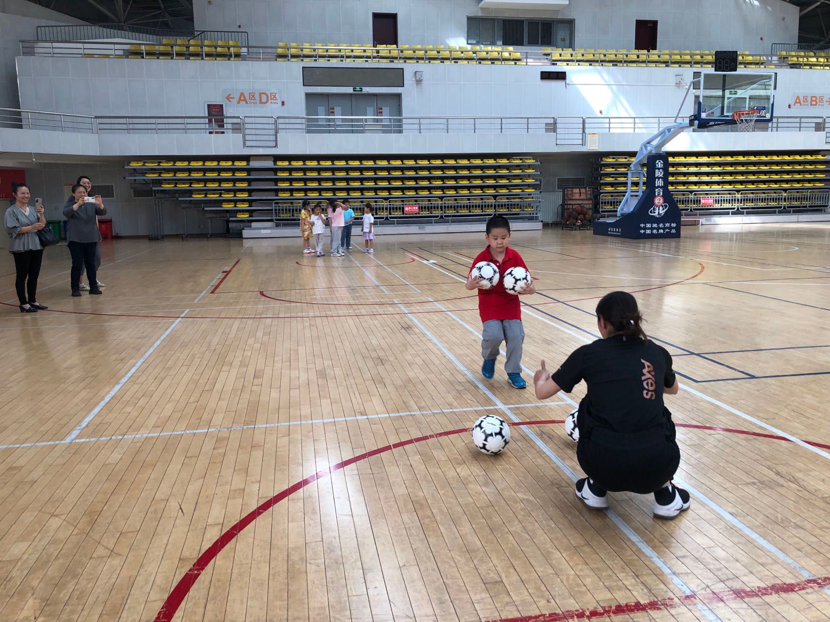 换球接力.jpg 换球接力.jpg