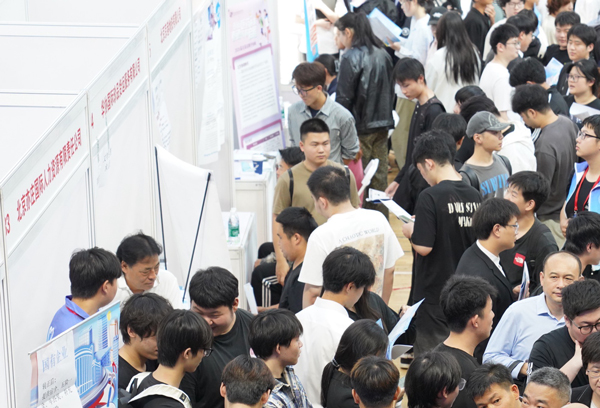 BEAT365英国官网2026届毕业生首场秋季综合类招聘会现场。校方供图