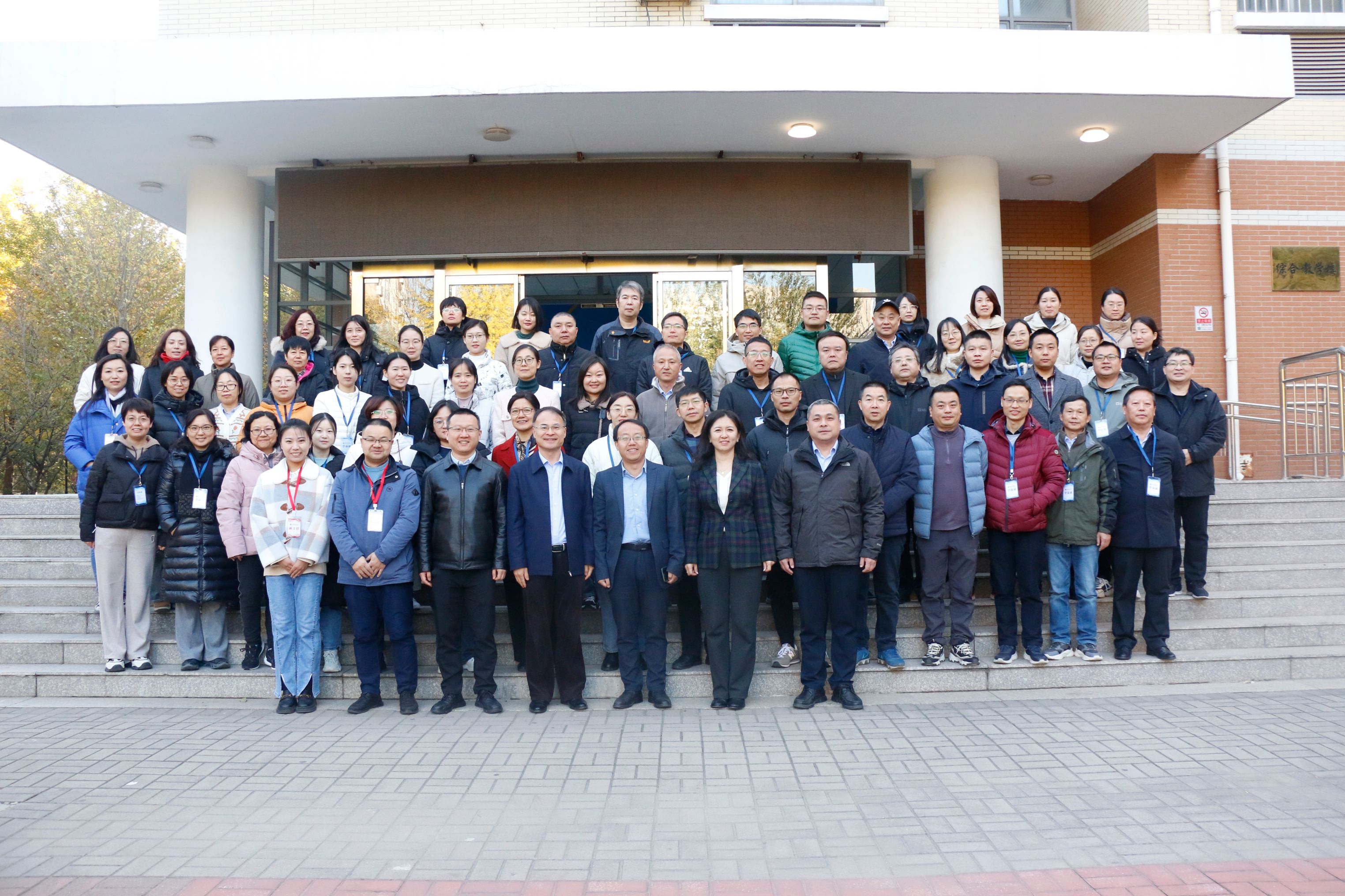 骨干教师培训-郑州合照.jpg 骨干教师培训-郑州合照.jpg