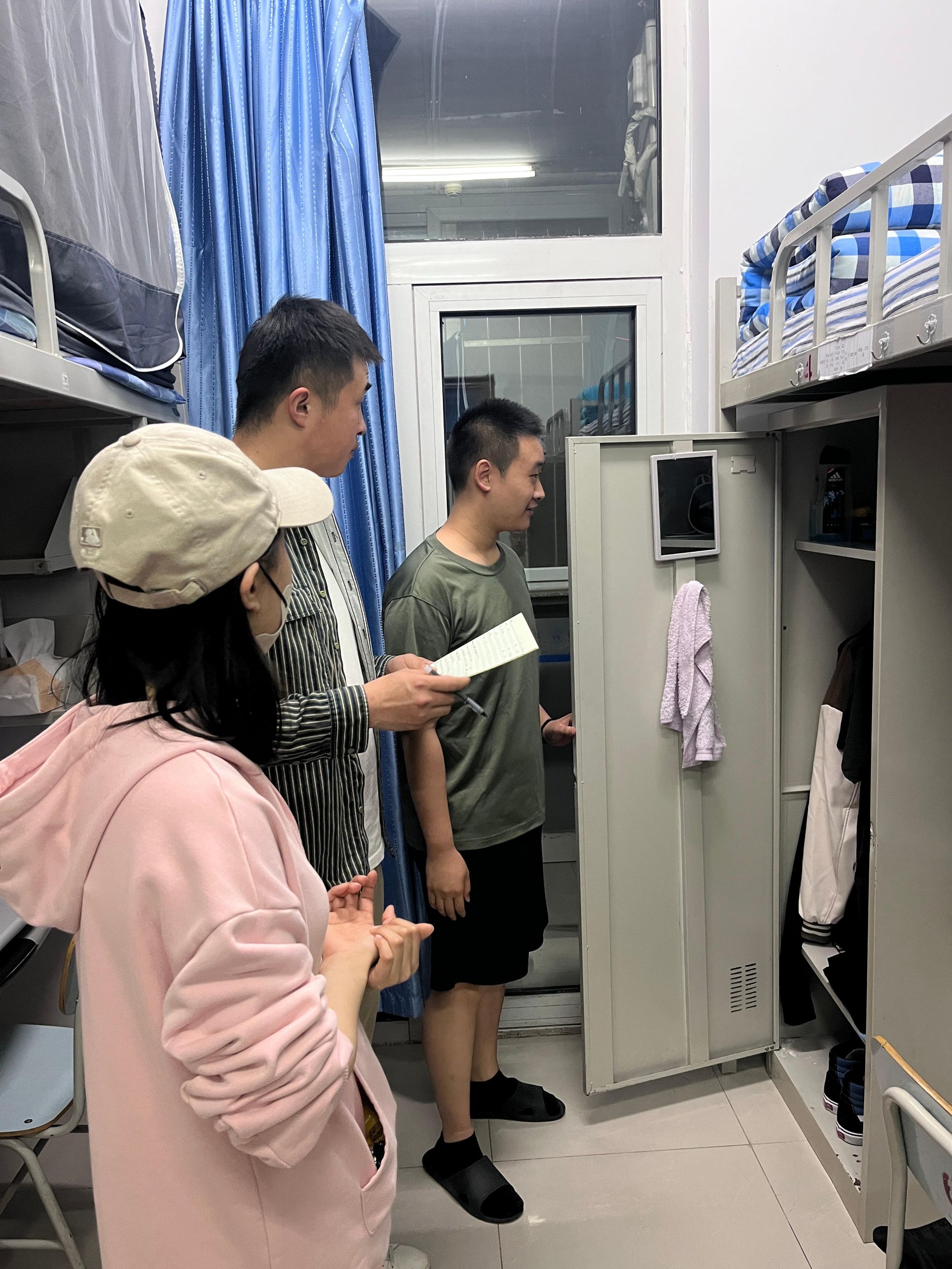 20230419—辅导员老师在学生宿舍进行卫生检查.JPG