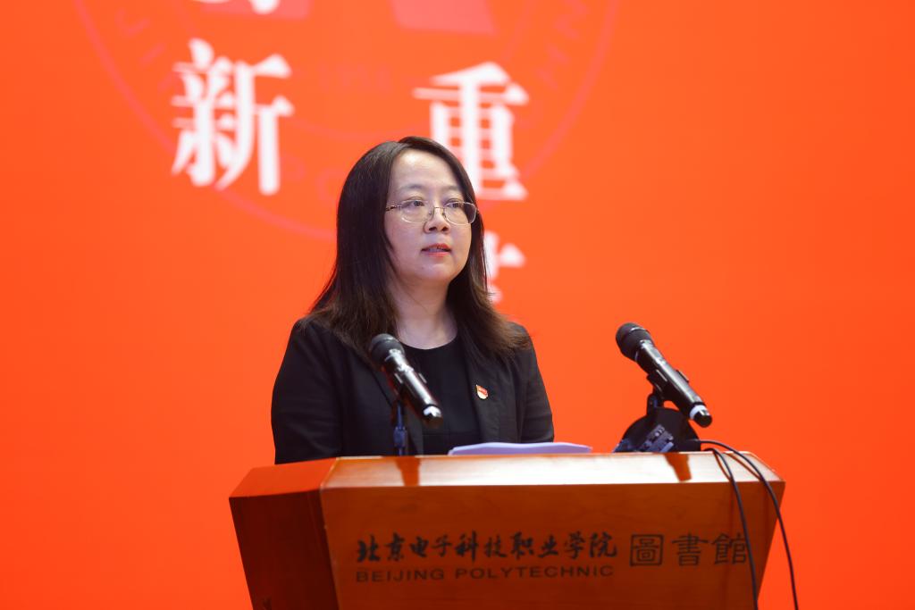 20220909-迎接党的二十大 培根铸魂育新人——学校隆重举行2022年教师节表彰大会暨第六届师德论坛 (29).JPG