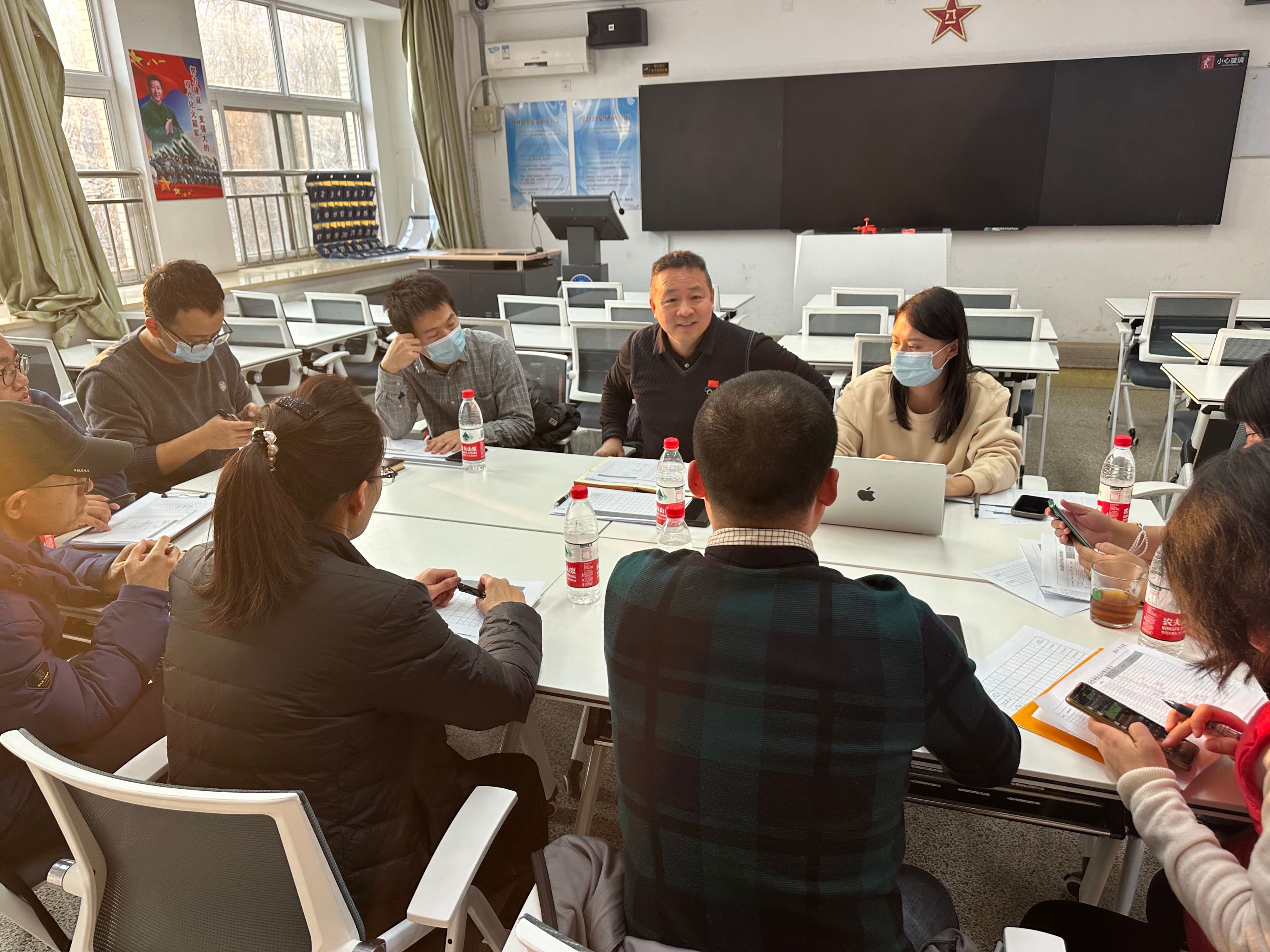 党总支书记陶云明与毕业班班主任进行交流.jpg 党总支书记陶云明与毕业班班主任进行交流.jpg