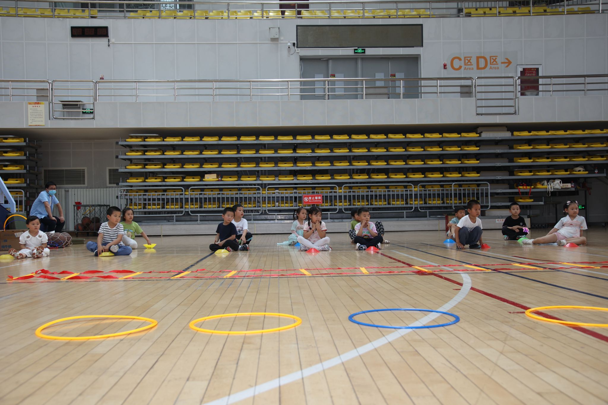 认真听老师讲解.jpg 认真听老师讲解.jpg