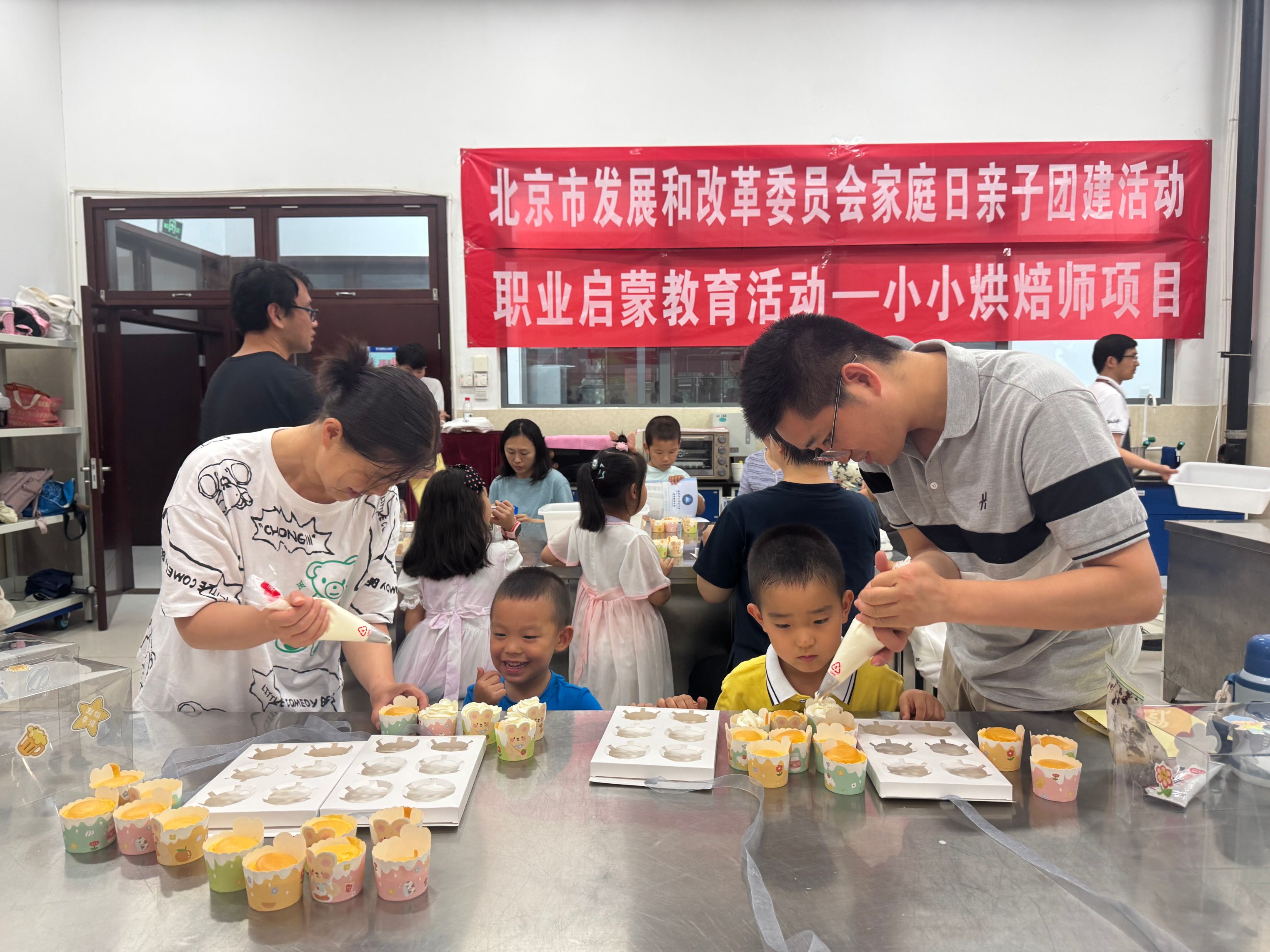 6月14日 BEAT365英国官网 纸杯蛋糕家庭共同制作.jpg